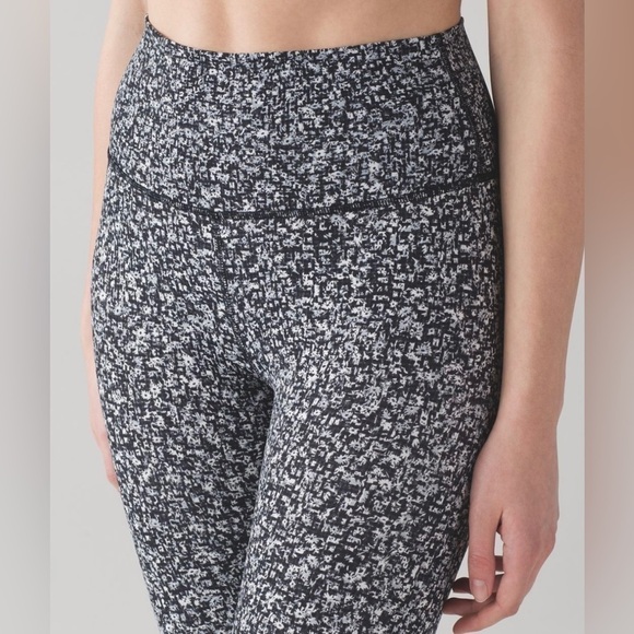 Lululemon - Wunder Under Hi-Rise 7/8 Tight (Full-On Luxtreme) - Picture 3 of 9